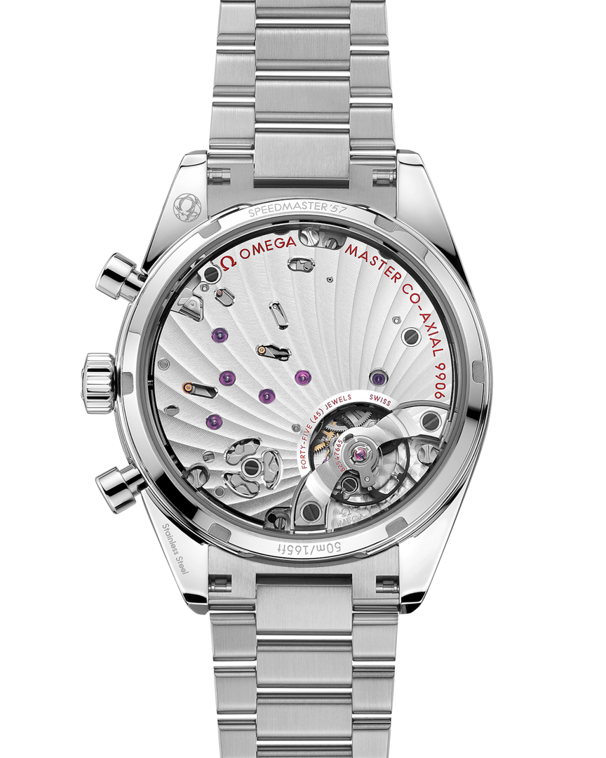 Fondello piatto in vetro zaffiro con trattamento antiriflesso interno e incisione Speedmaster '57, con calibro manuale Co-Axial Master Chronometer 9906 visibile