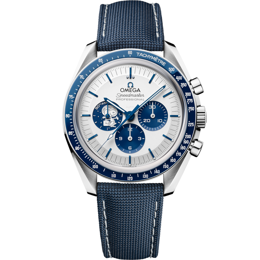 Quadrante argento con texture laser incisa, contatori cronografo con rivestimento PVD blu e medaglione Snoopy argentato a ore 9 dell’Omega Speedmaster Silver Snoopy Award