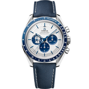 Quadrante argento con texture laser incisa, contatori cronografo con rivestimento PVD blu e medaglione Snoopy argentato a ore 9 dell’Omega Speedmaster Silver Snoopy Award