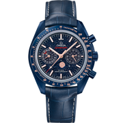 Quadrante blu avventurina con indici oro Sedna™ e disco fasi lunari dettagliato dell'Omega Speedmaster Moonphase “Blue Side of the Moon” 44,25 mm 304.93.44.52.03.002.