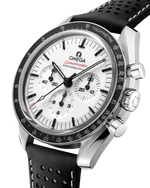 Load image into Gallery viewer, Vista della fibbia ad ardiglione in acciaio e del cinturino nero in pelle/caucciù dell’Omega Speedmaster Moonwatch Professional 42 mm 310.32.42.50.04.002.
