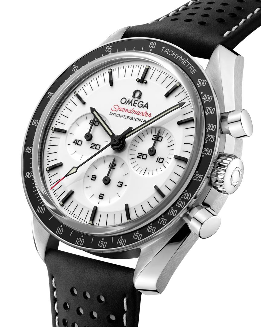 Vista della fibbia ad ardiglione in acciaio e del cinturino nero in pelle/caucciù dell’Omega Speedmaster Moonwatch Professional 42 mm 310.32.42.50.04.002.