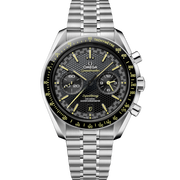 Quadrante nero a nido d’ape con indici applicati e dettagli in Super-LumiNova gialla, lancetta cronografica centrale e piccoli secondi a strisce giallo-neri dell’Omega Speedmaster Super Racing 44,25 mm.