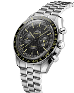 Load image into Gallery viewer, Bracciale in acciaio inox a tre file con fibbia pieghevole dell’Omega Speedmaster Super Racing, affiancato dal cinturino NATO in nylon nero e giallo.
