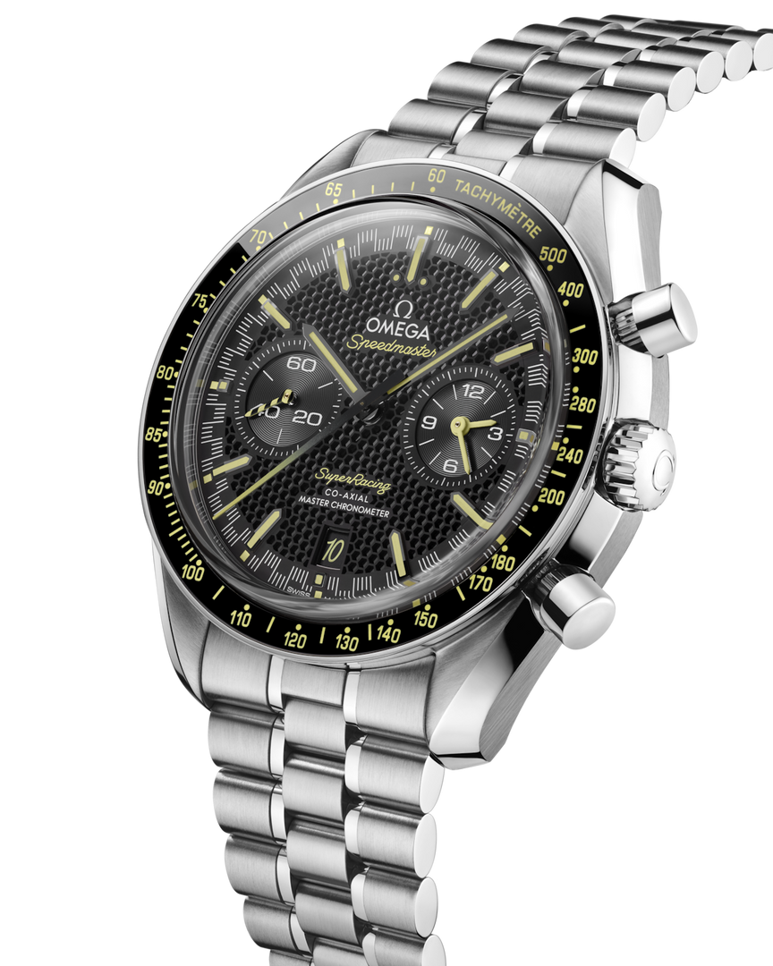 Bracciale in acciaio inox a tre file con fibbia pieghevole dell’Omega Speedmaster Super Racing, affiancato dal cinturino NATO in nylon nero e giallo.