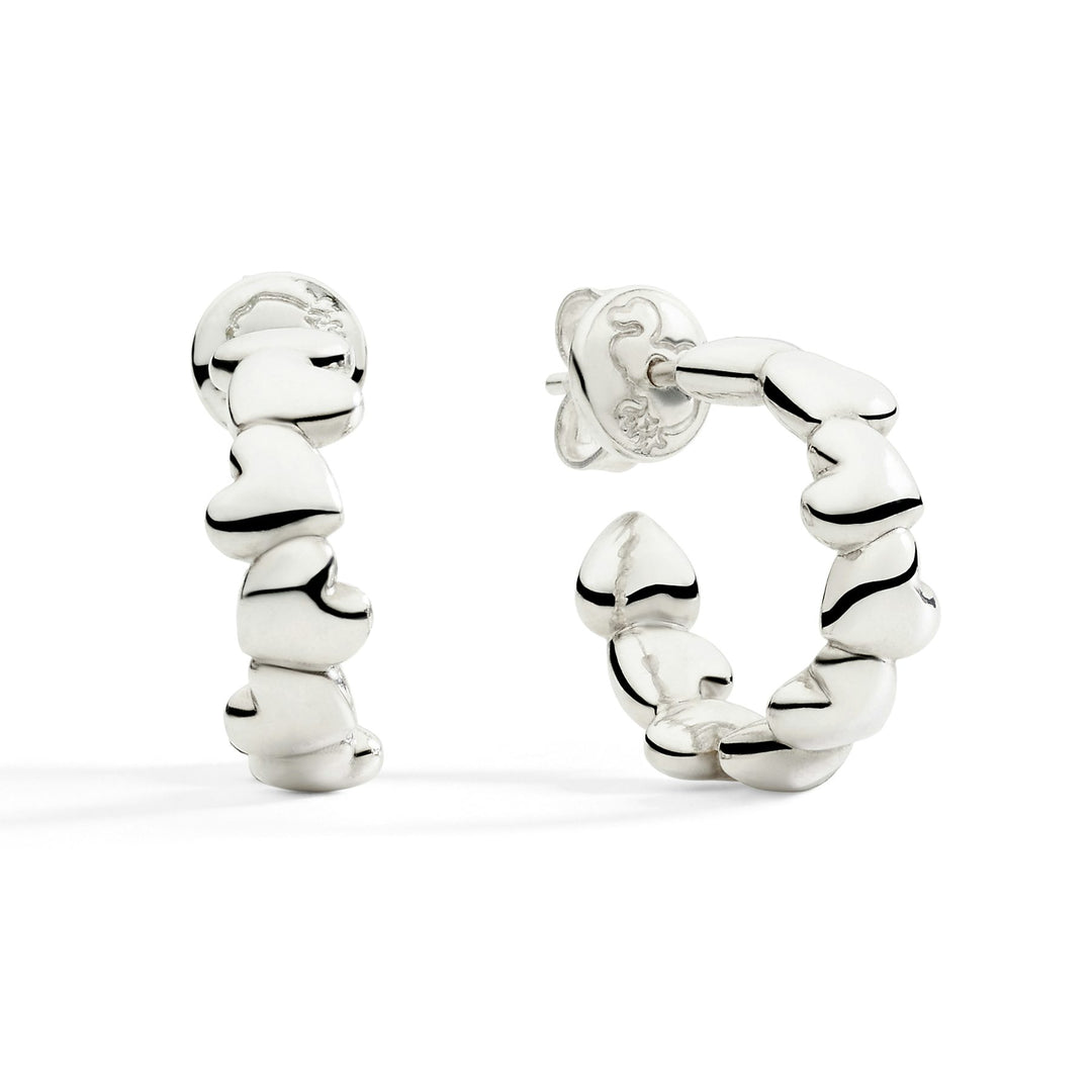 Orecchini hoop a cerchio in argento 925 con dettaglio cuore intrecciato, design elegante e moderno.