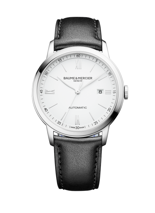 Quadrante bianco opaco con cifre romane lucide e datario a finestrella a ore 3 dell'orologio Baume & Mercier Classima 10332