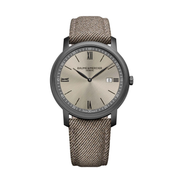 Quadrante opalino color sabbia con finitura satinata soleil, decorazioni lineari e réhaut color ardesia, numeri romani neri e lancette a foglia dell'orologio Baume & Mercier Classima 10767