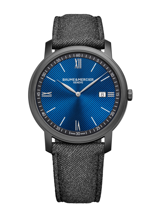 Quadrante blu con finitura satinata soleil, decorazioni lineari e réhaut nero, numeri romani rodiati e lancette a foglia dell'orologio Baume & Mercier Classima 10780