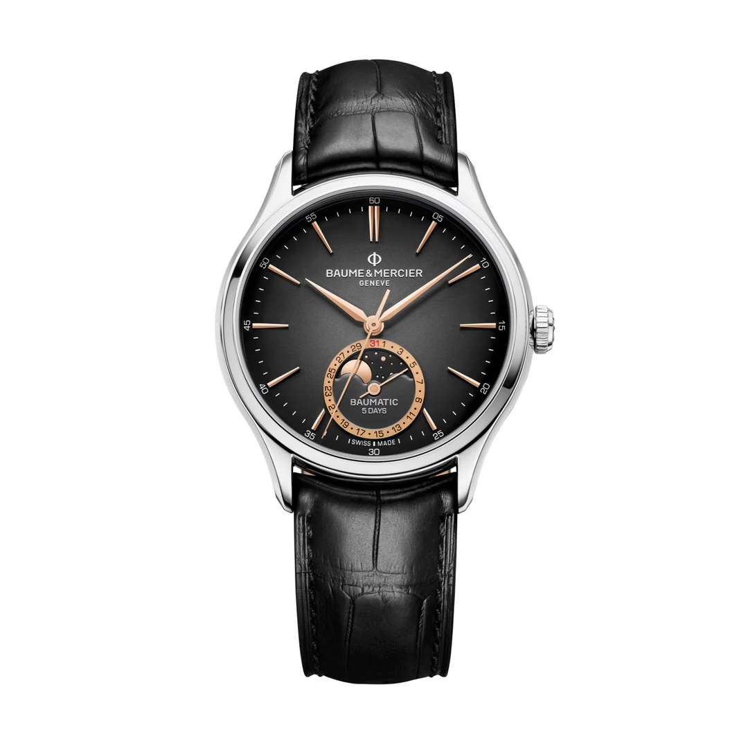 Quadrante laccato grigio sfumato con dettagli rodiati e indicazione delle fasi lunari a ore 6 dell'orologio Baume & Mercier Clifton 10758