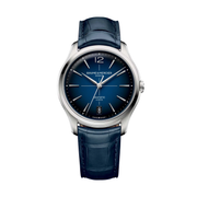 Quadrante laccato blu sfumato con minuteria e mirino bianchi, numero arabo a ore 12, indici rodiati e sfaccettati rivettati a forma di trapezio e lancette a forma di alfa dell'orologio Baume & Mercier Clifton 10771