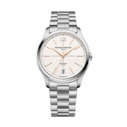 Quadrante bianco sporco con finitura granulata, orlato da minuteria e mirino neri, con numero arabo a ore 12 e indici dorati rivettati a forma di trapezio dell'orologio Baume & Mercier Clifton 10793