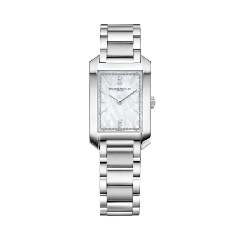 Quadrante in madreperla bianca iridescente con eleganti indici rivettati e 4 diamanti taglio brillante Top Wesselton distribuiti a ore 6 e 12 dell'orologio Baume & Mercier Hampton 10474