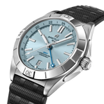 Load image into Gallery viewer, Dettaglio del quadrante con funzione GMT e lunetta unidirezionale dell’orologio Breitling Chronomat.
