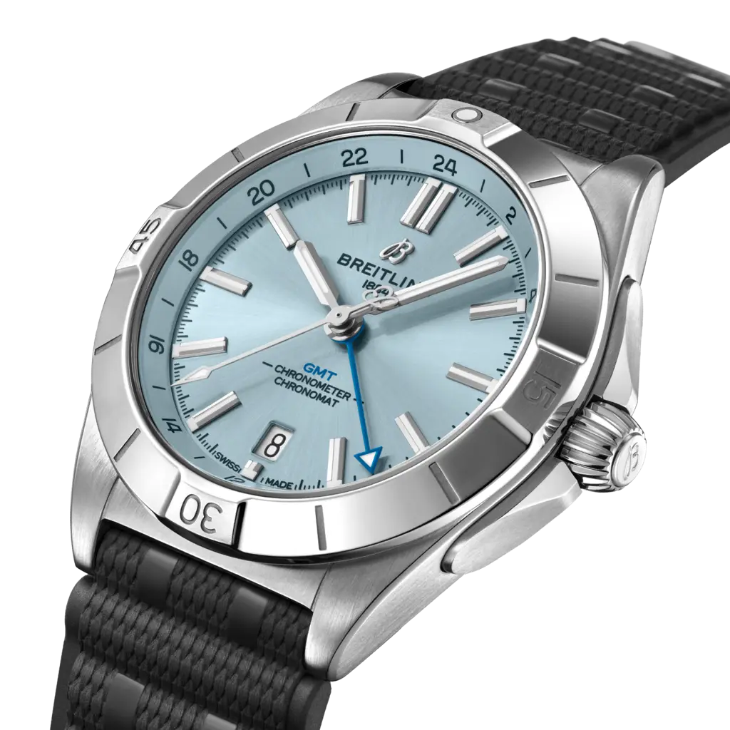 Dettaglio del quadrante con funzione GMT e lunetta unidirezionale dell’orologio Breitling Chronomat.