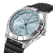 Dettaglio del quadrante con funzione GMT e lunetta unidirezionale dell’orologio Breitling Chronomat.