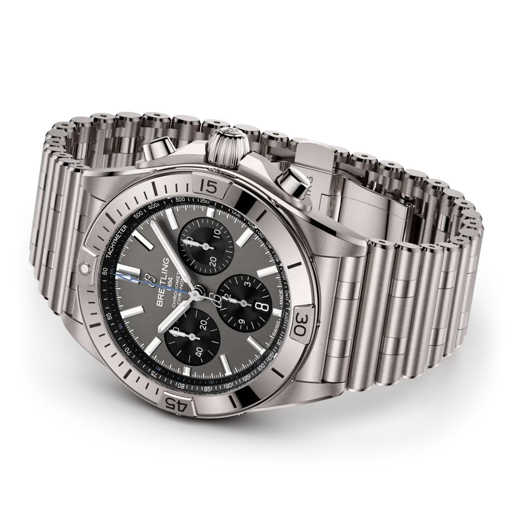 Vista laterale della cassa titanio con lunetta unidirezionale e vetro zaffiro bombato dell’orologio Breitling Chronomat.