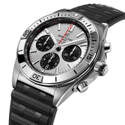 Dettaglio del cinturino in caucciù nero e fibbia pieghevole in acciaio dell’orologio Breitling Chronomat B01 42.