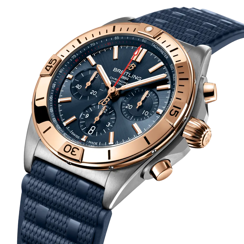 Dettaglio del cinturino in caucciù blu e fibbia pieghevole in acciaio dell’orologio Breitling Chronomat B01 42.