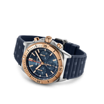 Load image into Gallery viewer, Vista laterale della cassa e lunetta unidirezionale con corona a vite dell’orologio Breitling Chronomat B01 42.
