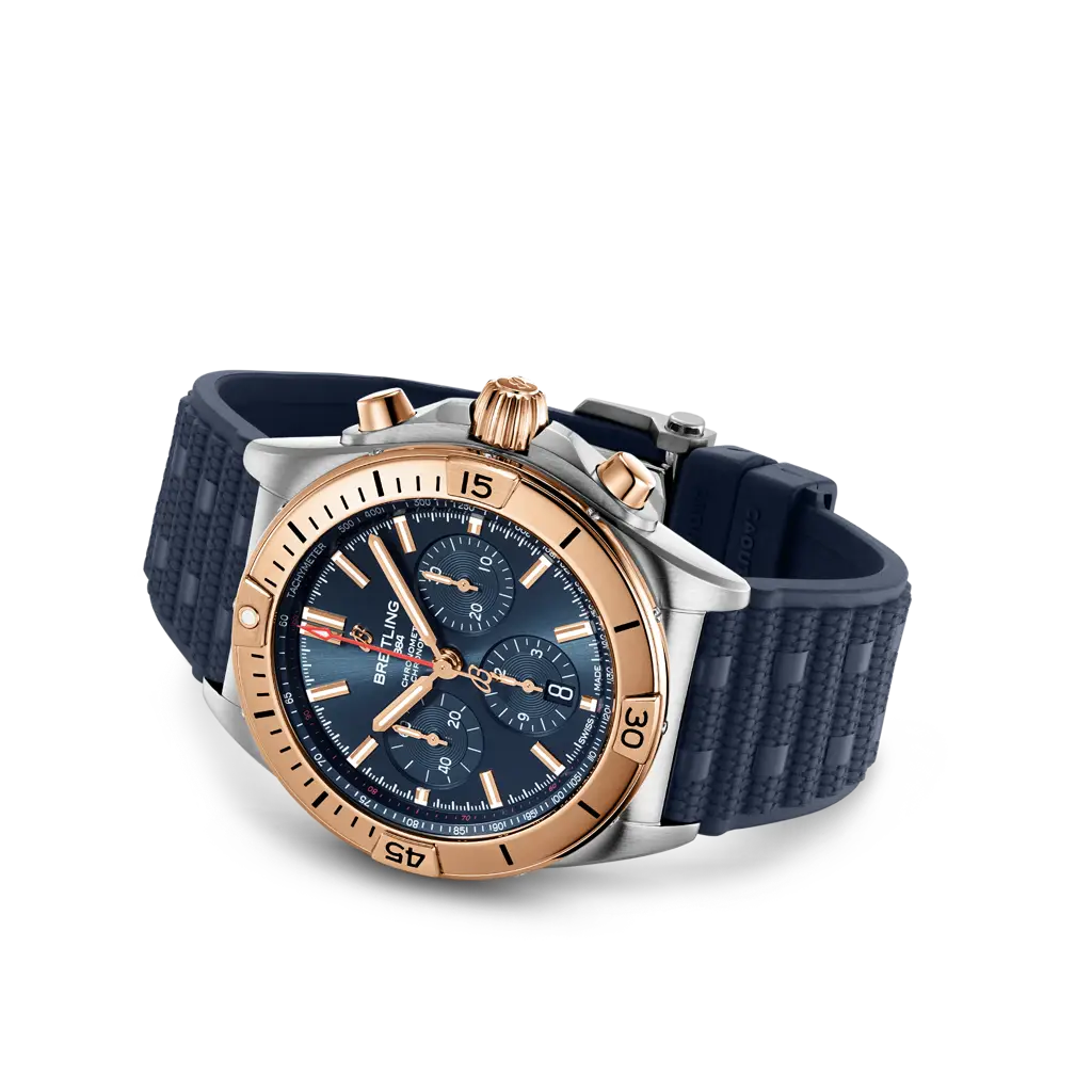 Vista laterale della cassa e lunetta unidirezionale con corona a vite dell’orologio Breitling Chronomat B01 42.