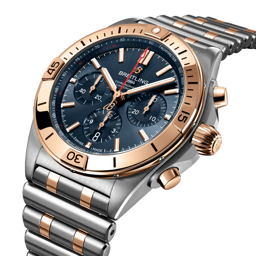 Dettaglio del bracciale Rouleaux bicolore e della corona a vite dell’orologio Breitling Chronomat B01 42.