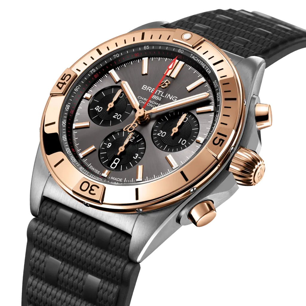 Dettaglio del cinturino in caucciù nero e fibbia pieghevole in acciaio dell’orologio Breitling Chronomat B01 42.