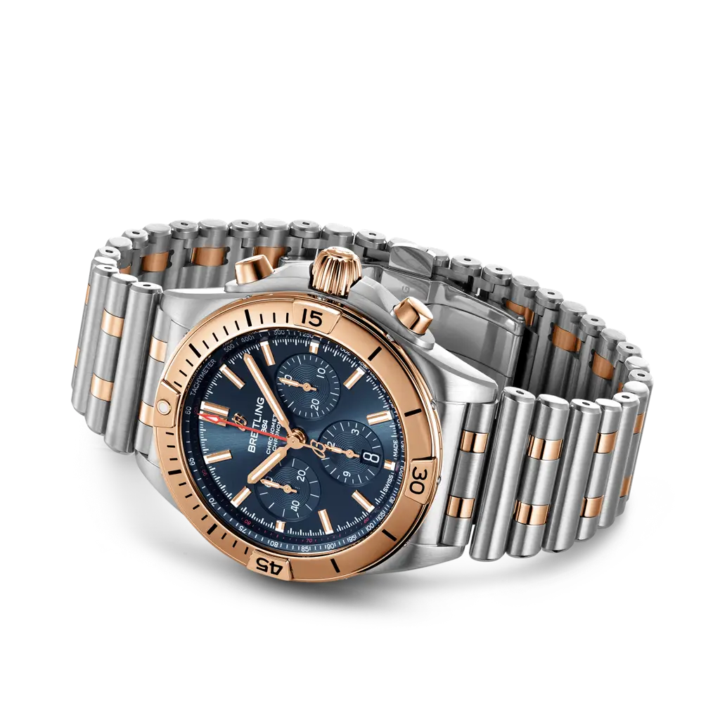 Vista laterale della cassa da 42 mm con vetro zaffiro bombato antiriflesso dell’orologio Breitling Chronomat B01 42.
