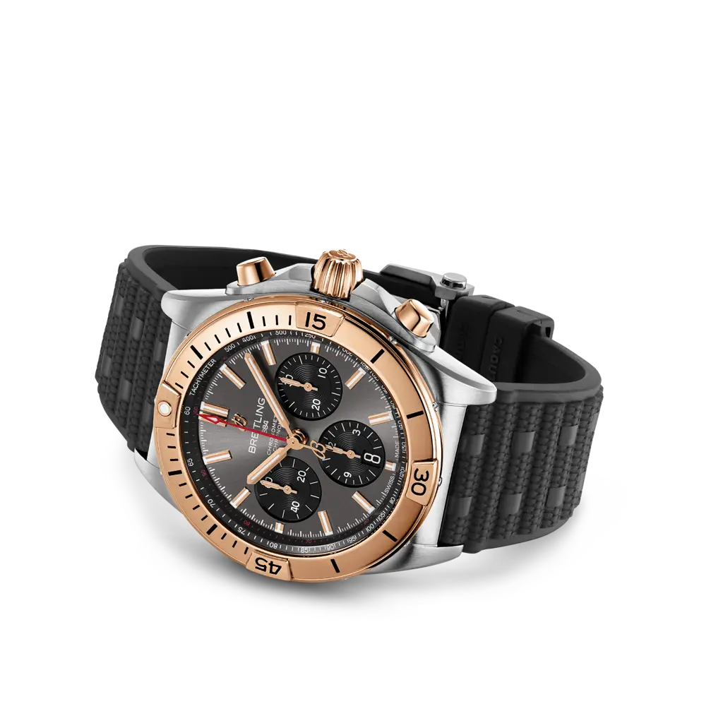 Vista laterale della cassa da 42 mm con vetro zaffiro bombato e corona a vite dell’orologio Breitling Chronomat B01 42.