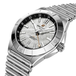 Load image into Gallery viewer, Dettaglio del quadrante con motivo Widmanstätten e lancetta GMT in oro rosso dell’orologio Breitling Chronomat GMT.
