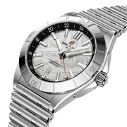 Dettaglio del quadrante con motivo Widmanstätten e lancetta GMT in oro rosso dell’orologio Breitling Chronomat GMT.