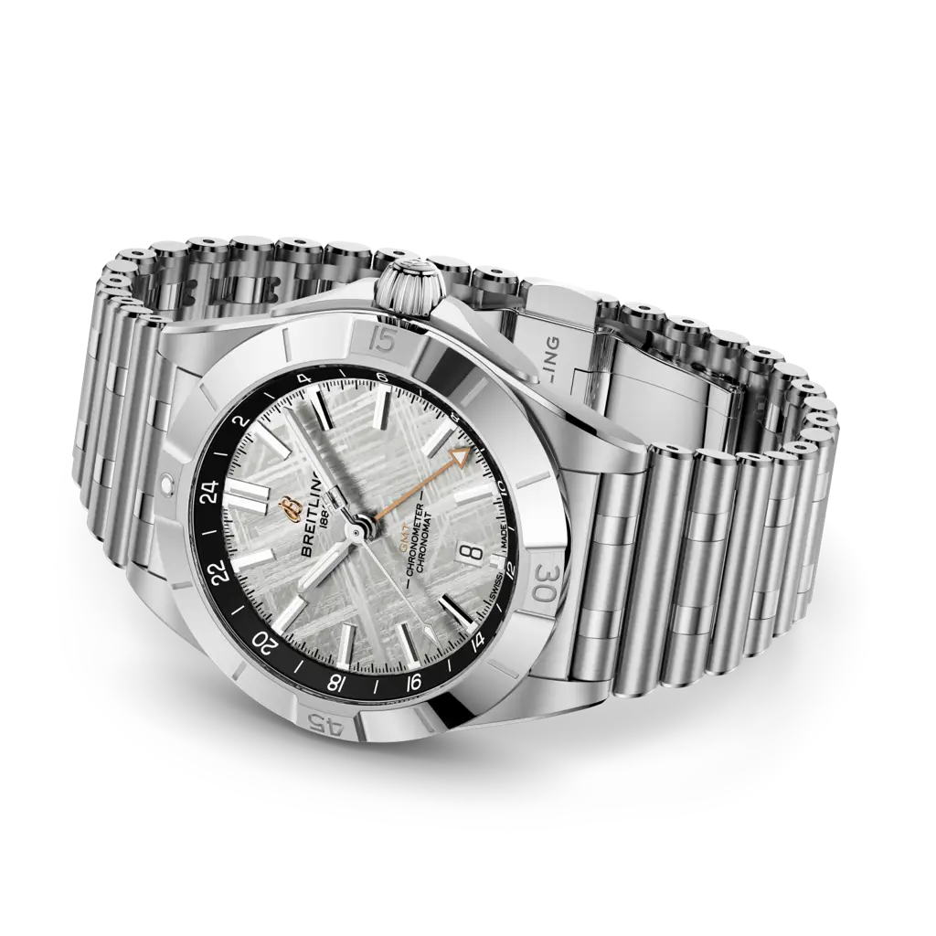 Vista laterale della cassa con vetro zaffiro bombato e bracciale in acciaio inox dell’orologio Breitling Chronomat GMT 40.