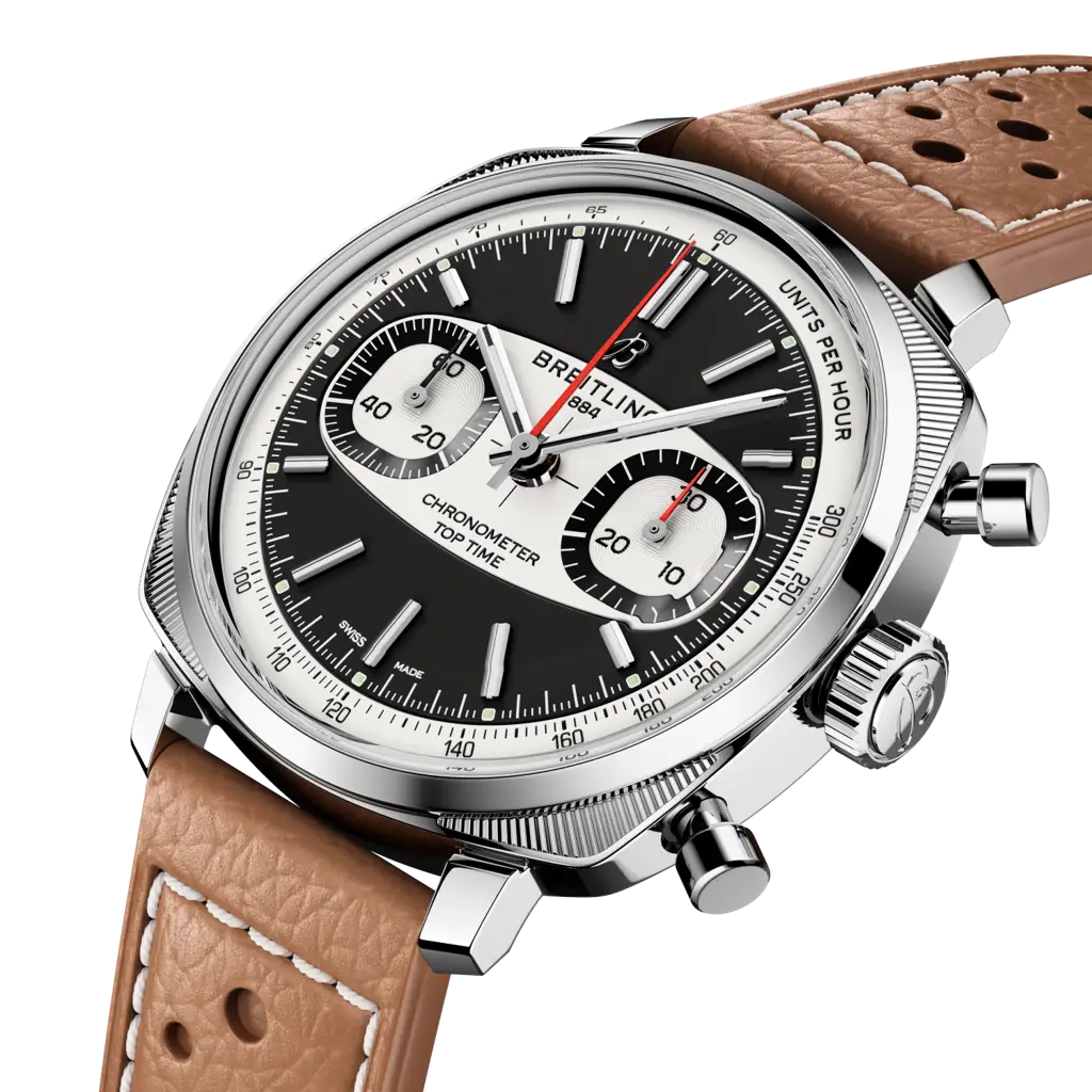 Dettaglio del cinturino in pelle di vitello beige e fibbia ad ardiglione in acciaio dell’orologio Breitling Top Time B01 Racing.