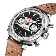 Dettaglio del cinturino in pelle di vitello beige e fibbia ad ardiglione in acciaio dell’orologio Breitling Top Time B01 Racing.