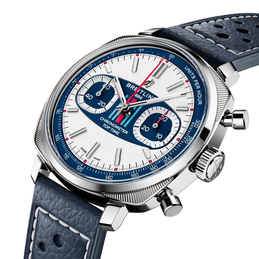 Dettaglio del cinturino in pelle di vitello blu traforata e fibbia ad ardiglione in acciaio dell’orologio Breitling Top Time Martini Racing.