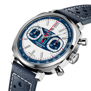 Dettaglio del cinturino in pelle di vitello blu traforata e fibbia ad ardiglione in acciaio dell’orologio Breitling Top Time Martini Racing.