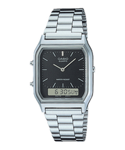 Vista ravvicinata del quadrante analogico e digitale nero e verde oliva dell’orologio Casio AQ-230A-1DMQ.