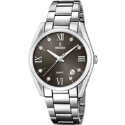 Quadrante nero sunray con indici e lancette color argento, datario tra le ore 4 e 5 e cristalli bianchi applicati dell'orologio Festina Boyfriend