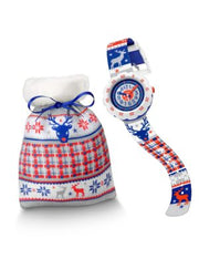 Dettaglio del quadrante bianco con numeri colorati e renne sul cinturino dell’orologio Jul Strikk.