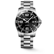 Quadrante blu a raggi di sole con indici applicati luminosi e lancette argentate lucide con trattamento Swiss Super-LumiNova® dell'orologio Longines HydroConquest GMT