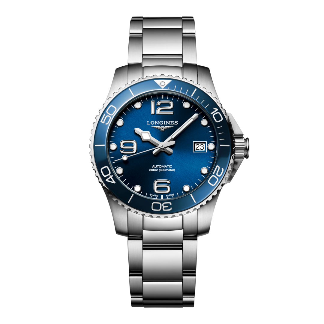 Quadrante blu a raggi di sole con numeri arabi 6, 9, 12 e indici applicati, lancette argentate lucide con trattamento Swiss Super-LumiNova® e datario a ore 3 dell'orologio Longines HydroConquest automatico