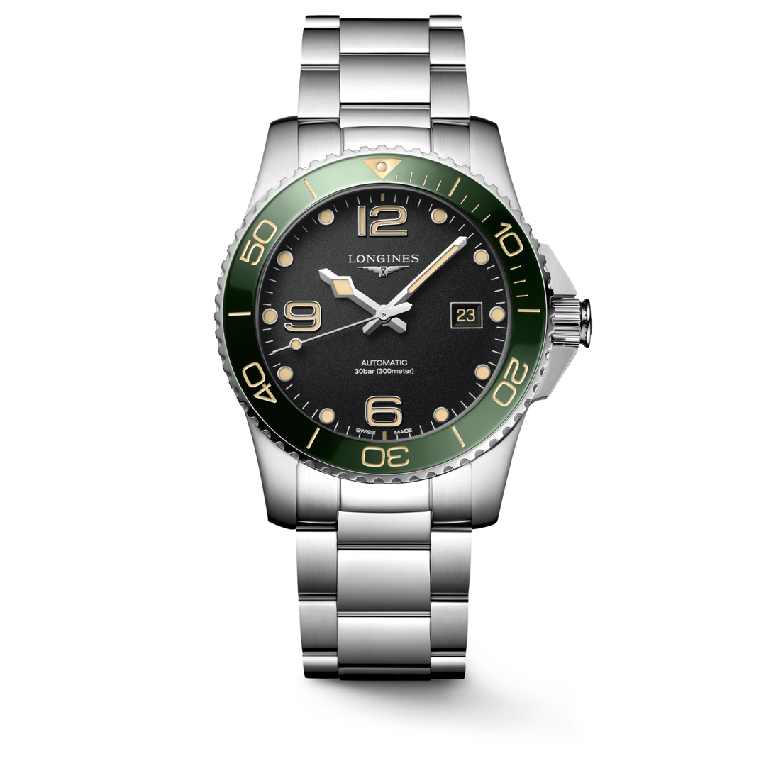 Quadrante nero con numeri arabi e indici applicati luminosi, lancette argentate lucide con trattamento Swiss Super-LumiNova® dell'orologio Longines HydroConquest automatico