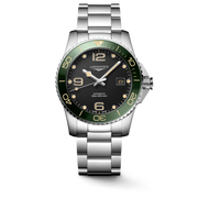 Quadrante nero con numeri arabi e indici applicati luminosi, lancette argentate lucide con trattamento Swiss Super-LumiNova® dell'orologio Longines HydroConquest automatico