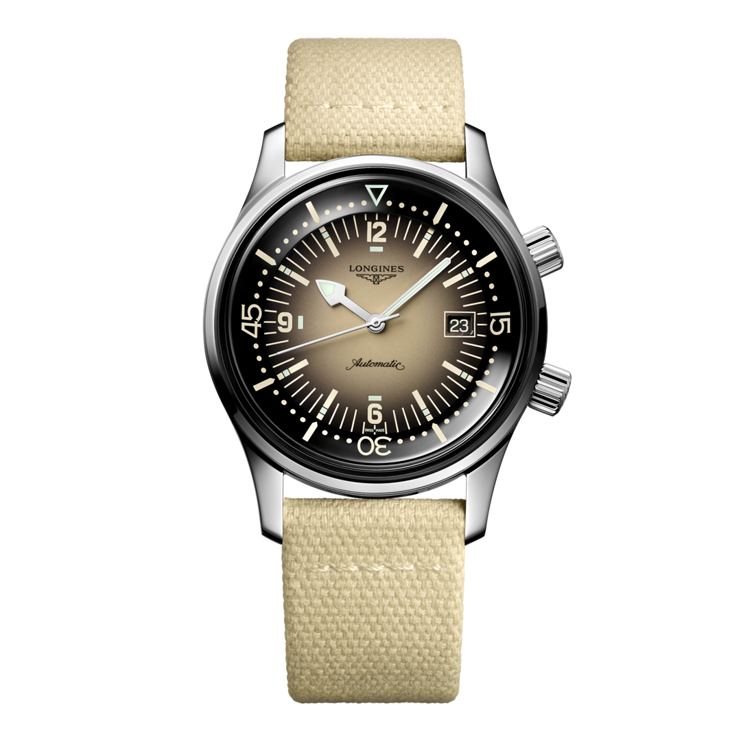 Quadrante beige con numeri arabi e indici dipinti, lancette argentate lucide con trattamento Swiss Super-LumiNova® dell'orologio Longines Legend Diver automatico