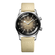 Quadrante beige con numeri arabi e indici dipinti, lancette argentate lucide con trattamento Swiss Super-LumiNova® dell'orologio Longines Legend Diver automatico