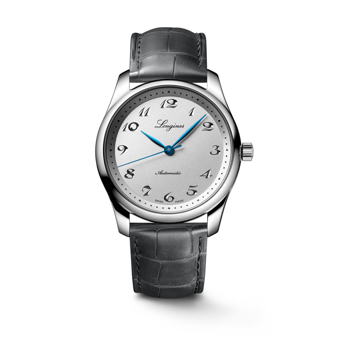 Quadrante argento con numeri arabi incisi e lancette in acciaio azzurrato dell'orologio Longines Master Collection automatico