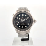 Load and play video in Gallery viewer, OMEGA Seamaster Diver 300m 212.30.41.20.01.003 - bracciale e cassa acciaio - lunetta ceramica nera - quadrante nero con datario