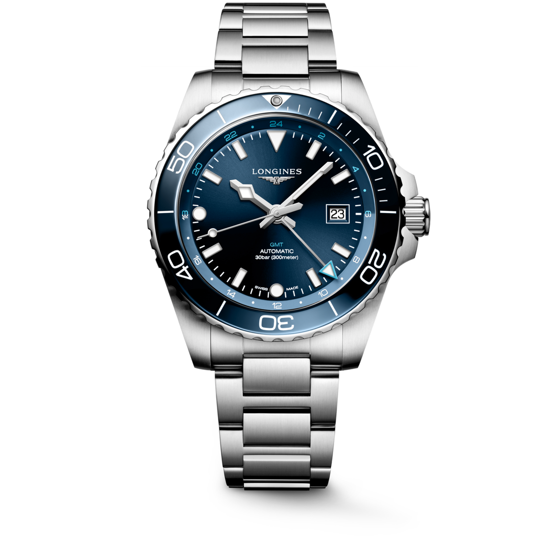 Quadrante blu a raggi di sole del Longines HydroConquest GMT 43 mm con indici applicati e lancette argentate lucide trattate con Swiss Super-LumiNova® e indicatore GMT a freccia.