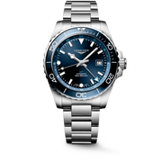Quadrante blu a raggi di sole del Longines HydroConquest GMT 43 mm con indici applicati e lancette argentate lucide trattate con Swiss Super-LumiNova® e indicatore GMT a freccia.