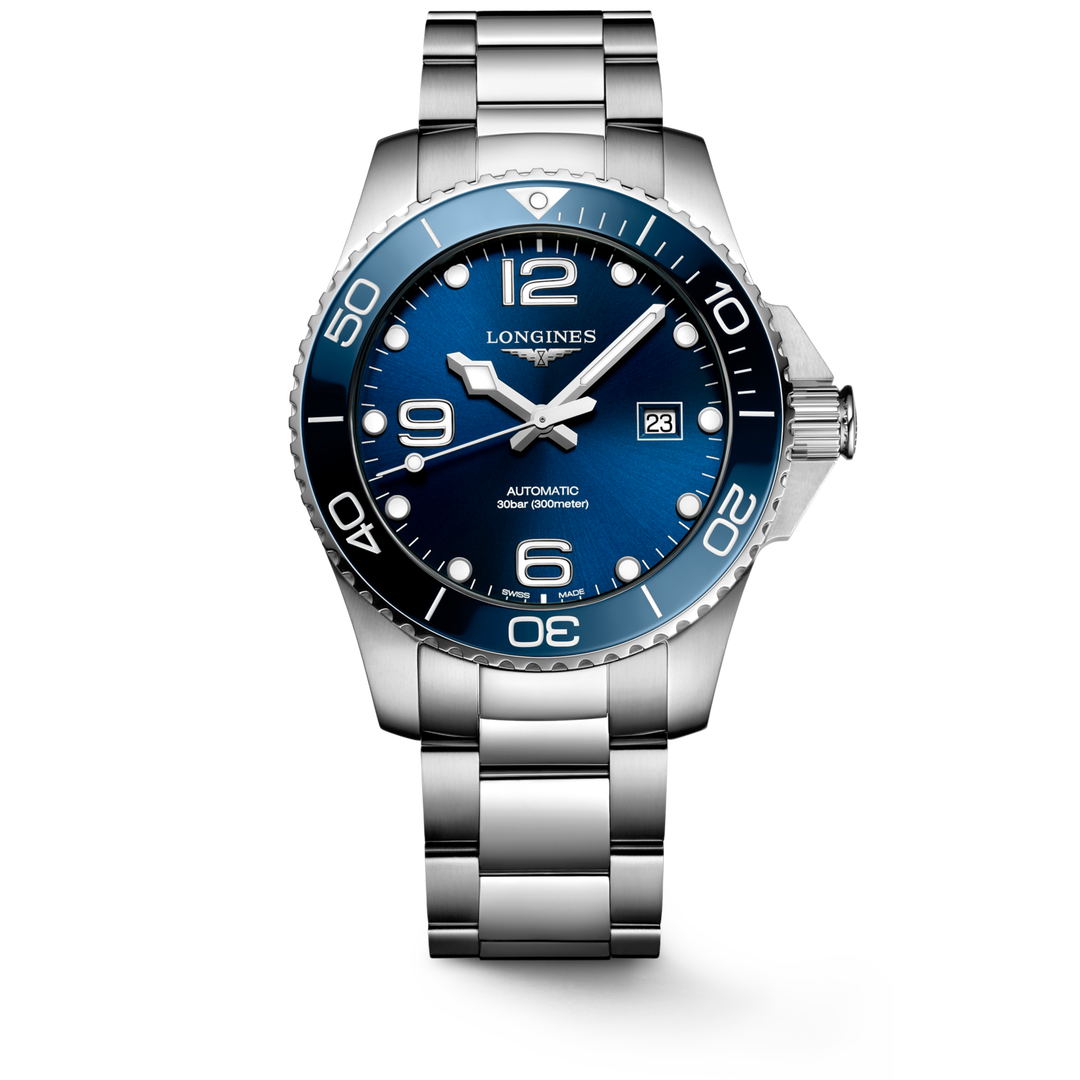 Quadrante blu a raggi di sole del Longines Hydroconquest 43 mm con numeri arabi, indici applicati e lancette argentate lucide con Swiss Super-LumiNova.